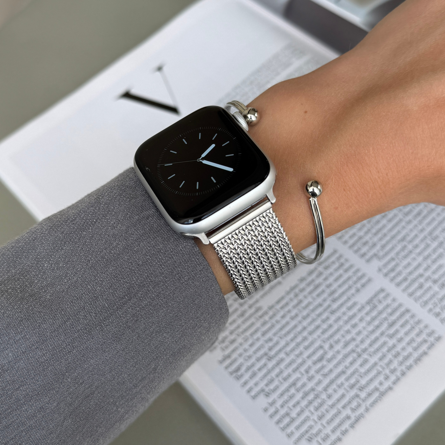 Apple Watch Band, iWatch loop strap 45mm 44mm 42mm 41mm 40mm 38mm, Luxury Women Metal Bracelet, Apple Watch 10 loop armband gift