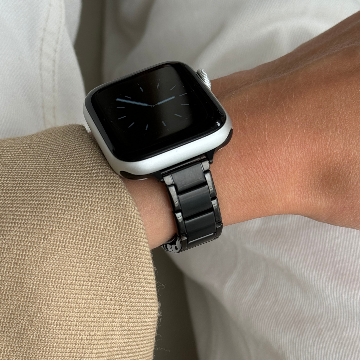 Slim, unisex stainless steel Apple Watch band with a minimalist modern design featuring shiny outer links and brushed inner links. Waterproof and perfect for everyday wear. Compatible with Apple Watch Series 1-10, SE, and Ultra