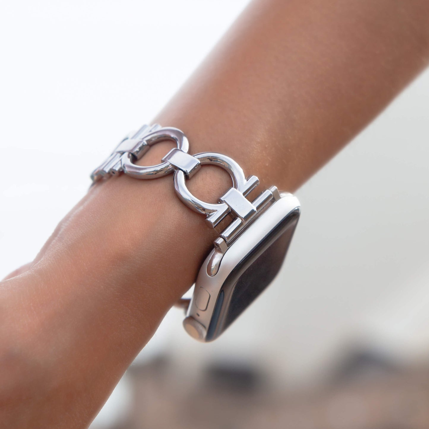 Slim and lightweight stainless steel Apple Watch band with a unique circle-link design. Easily resizable with no tools needed, perfect for both everyday wear and special occasions. Compatible with Apple Watch Series 1-10, SE, and Ultra