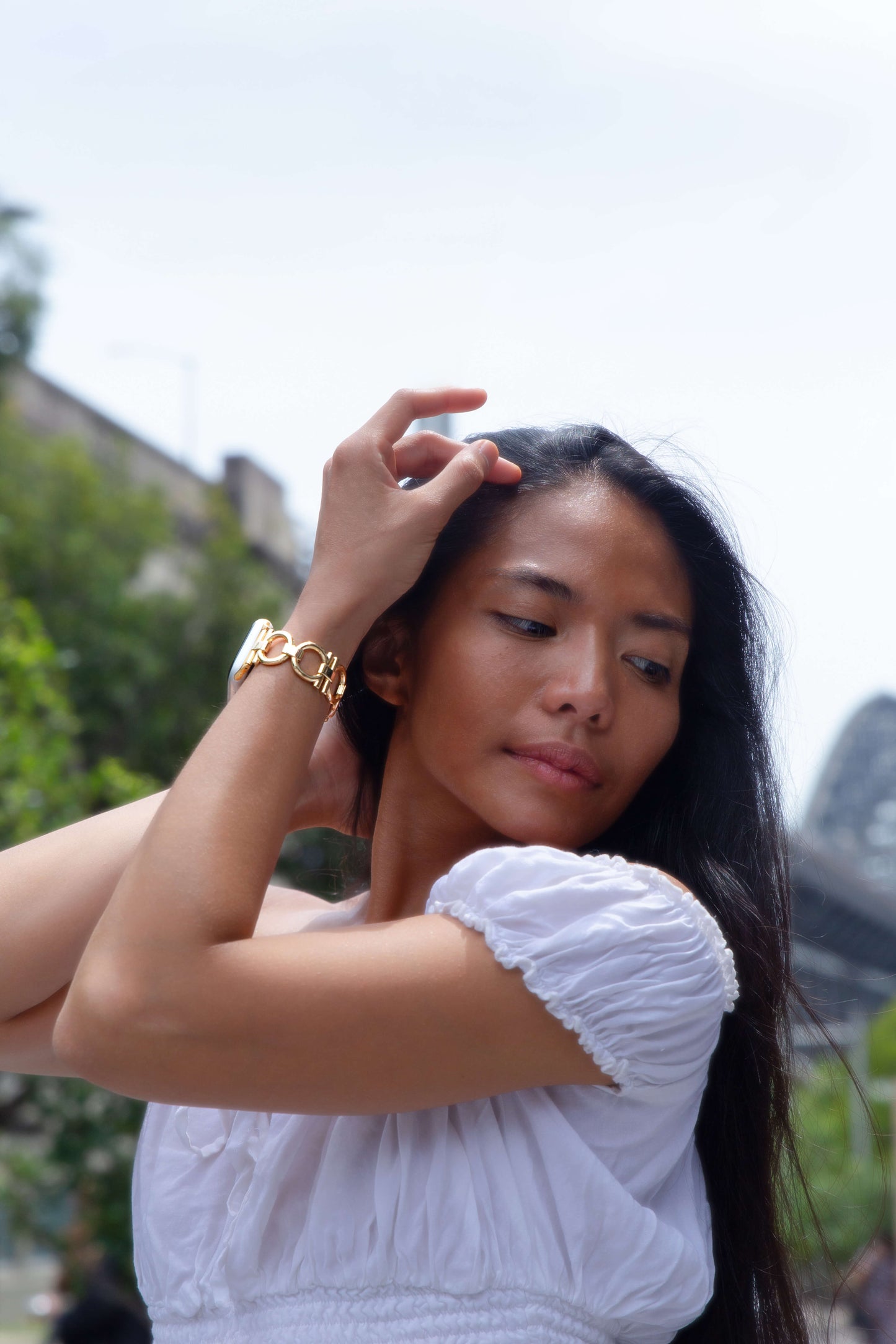 Slim and lightweight stainless steel Apple Watch band with a unique circle-link design. Easily resizable with no tools needed, perfect for both everyday wear and special occasions. Compatible with Apple Watch Series 1-10, SE, and Ultra