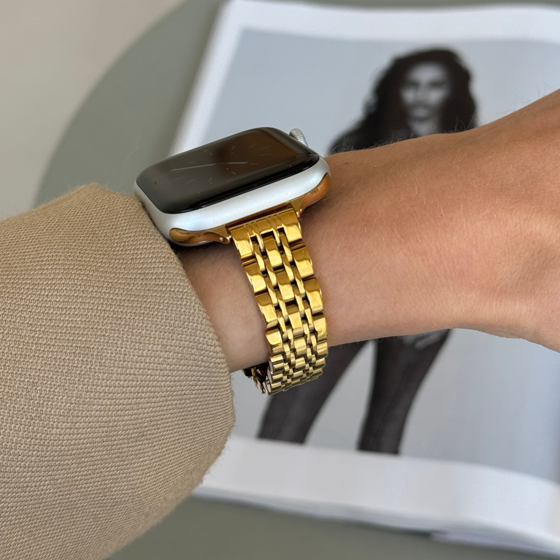 Gold Apple Watch Band, iWatch strap 45mm 44mm 42mm 41mm 40mm 38mm 49mm, Luxury Women Metal Bracelet, Apple Watch 9, Apple armband gift