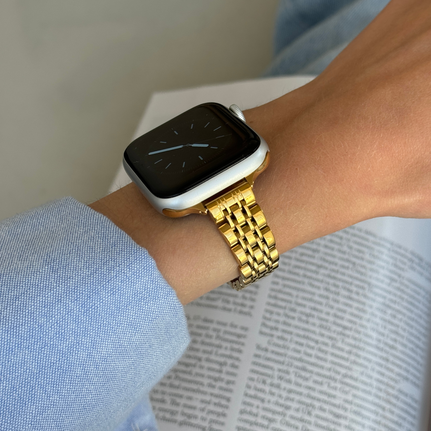 Gold Apple Watch Band, iWatch strap 45mm 44mm 42mm 41mm 40mm 38mm 49mm, Luxury Women Metal Bracelet, Apple Watch 9, Apple armband gift