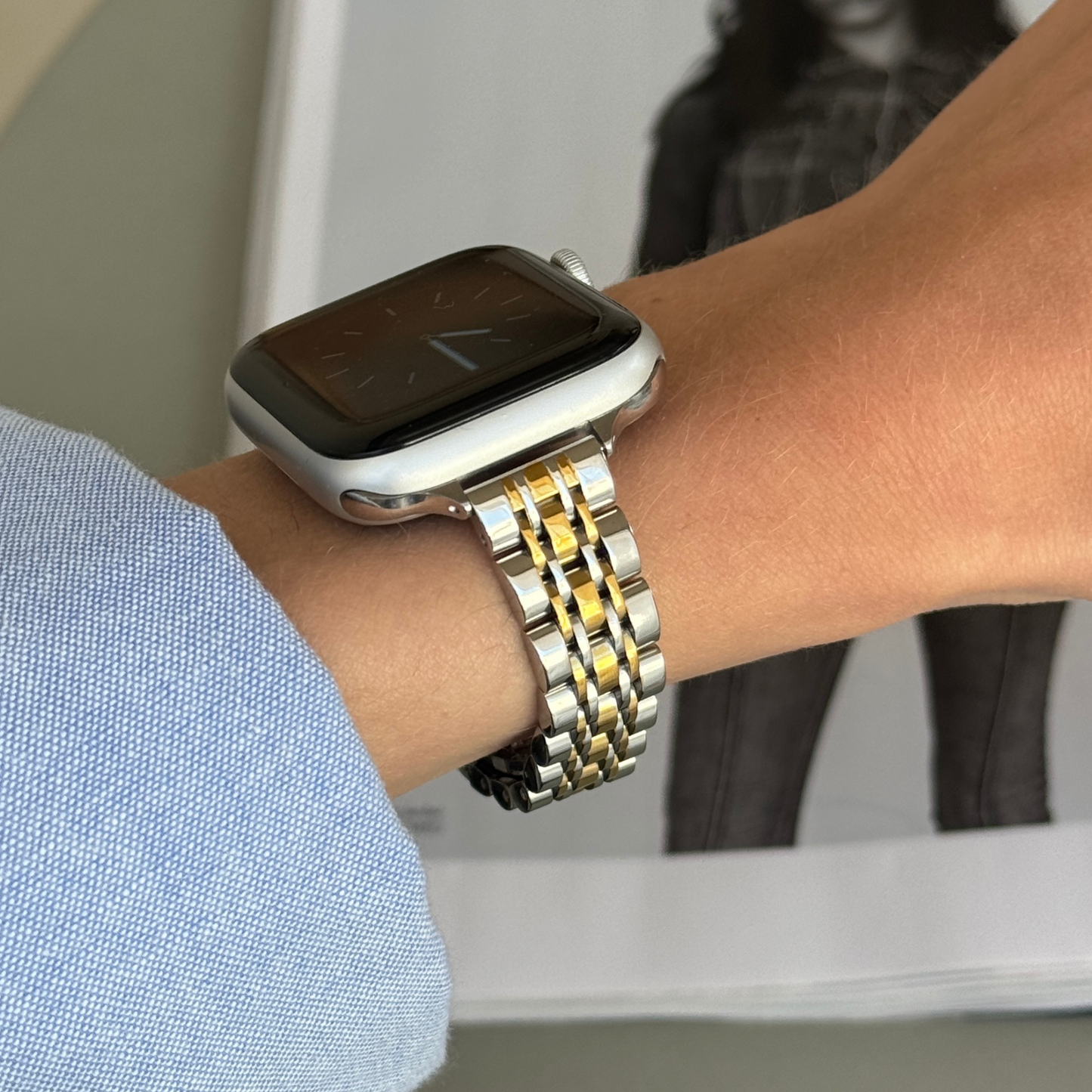 Slim stainless steel Apple Watch band in silver gold with a minimalist design. Waterproof and perfect for everyday wear, ideal for those who love wearing their jewelry continuously. Compatible with Apple Watch Series 1-10, SE, and Ultra