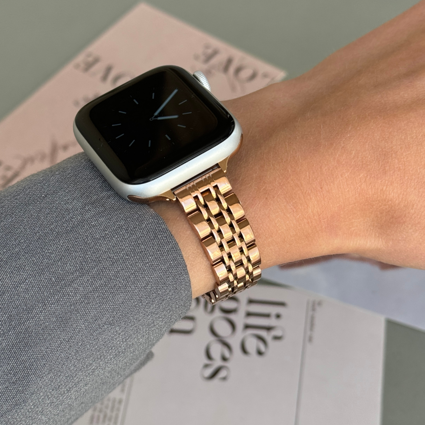 Gold Apple Watch Band, iWatch strap 45mm 44mm 42mm 41mm 40mm 38mm 49mm, Luxury Women Metal Bracelet, Apple Watch 9, Apple armband gift