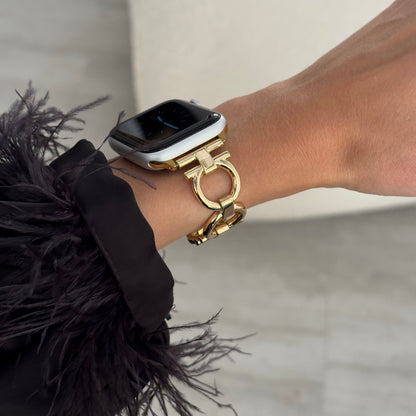 Slim and lightweight stainless steel Apple Watch band with a unique circle-link design. Easily resizable with no tools needed, perfect for both everyday wear and special occasions. Compatible with Apple Watch Series 1-10, SE, and Ultra