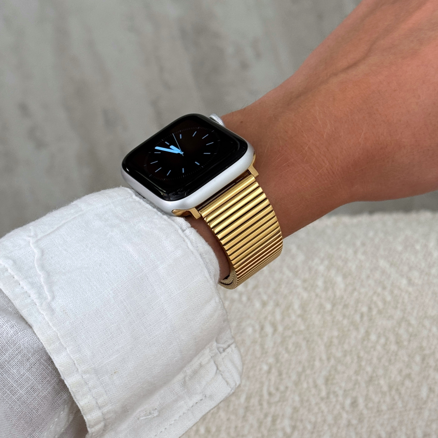 Stainless steel, waterproof Apple Watch band with a chic loop design. Features a multi-color finish and an easy-to-resize design for a perfect fit. Compatible with Apple Watch Series 1-10, SE, and Ultra.