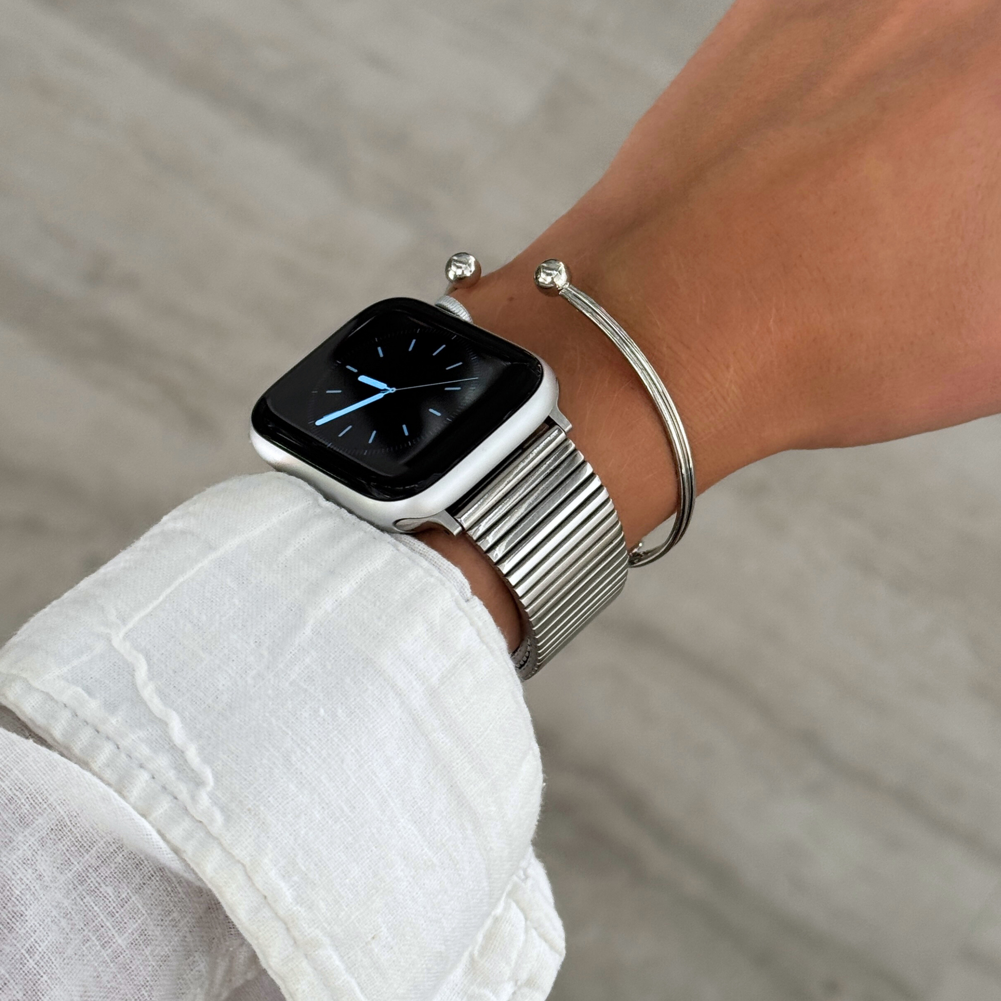 Stainless steel, waterproof Apple Watch band with a chic loop design. Features a multi-color finish and an easy-to-resize design for a perfect fit. Compatible with Apple Watch Series 1-10, SE, and Ultra.
