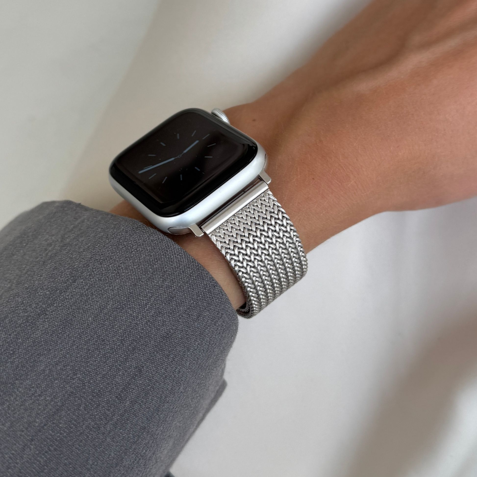 Unisex stainless steel Apple Watch band with a sleek, minimalist design. Waterproof and perfect for everyday wear. Available in gold, rose gold, silver, starlight, and black. Compatible with Apple Watch Series 1-10, SE, and Ultra.