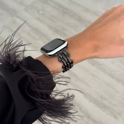 Fashionable stainless steel Apple Watch band with a sleek, high-polish shine. Complements every outfit and embodies the clean girl aesthetic. Compatible with Apple Watch Series 1-10, SE, and Ultra.