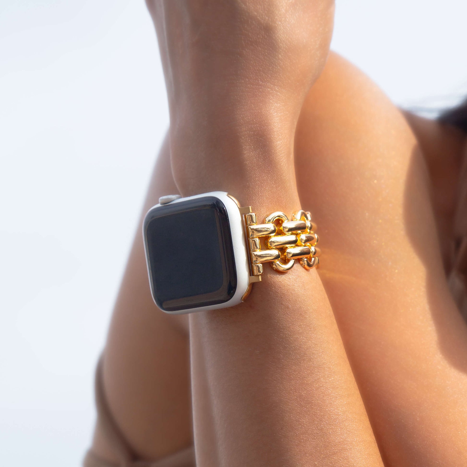 Fashionable stainless steel Apple Watch band with a sleek, high-polish shine. Complements every outfit and embodies the clean girl aesthetic. Compatible with Apple Watch Series 1-10, SE, and Ultra.
