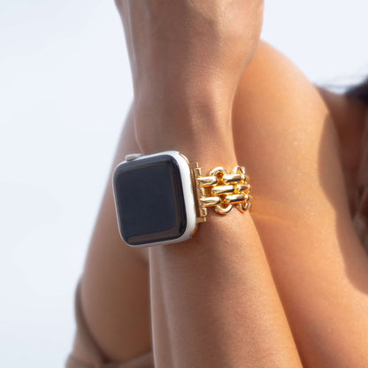 Fashionable stainless steel Apple Watch band with a sleek, high-polish shine. Complements every outfit and embodies the clean girl aesthetic. Compatible with Apple Watch Series 1-10, SE, and Ultra.