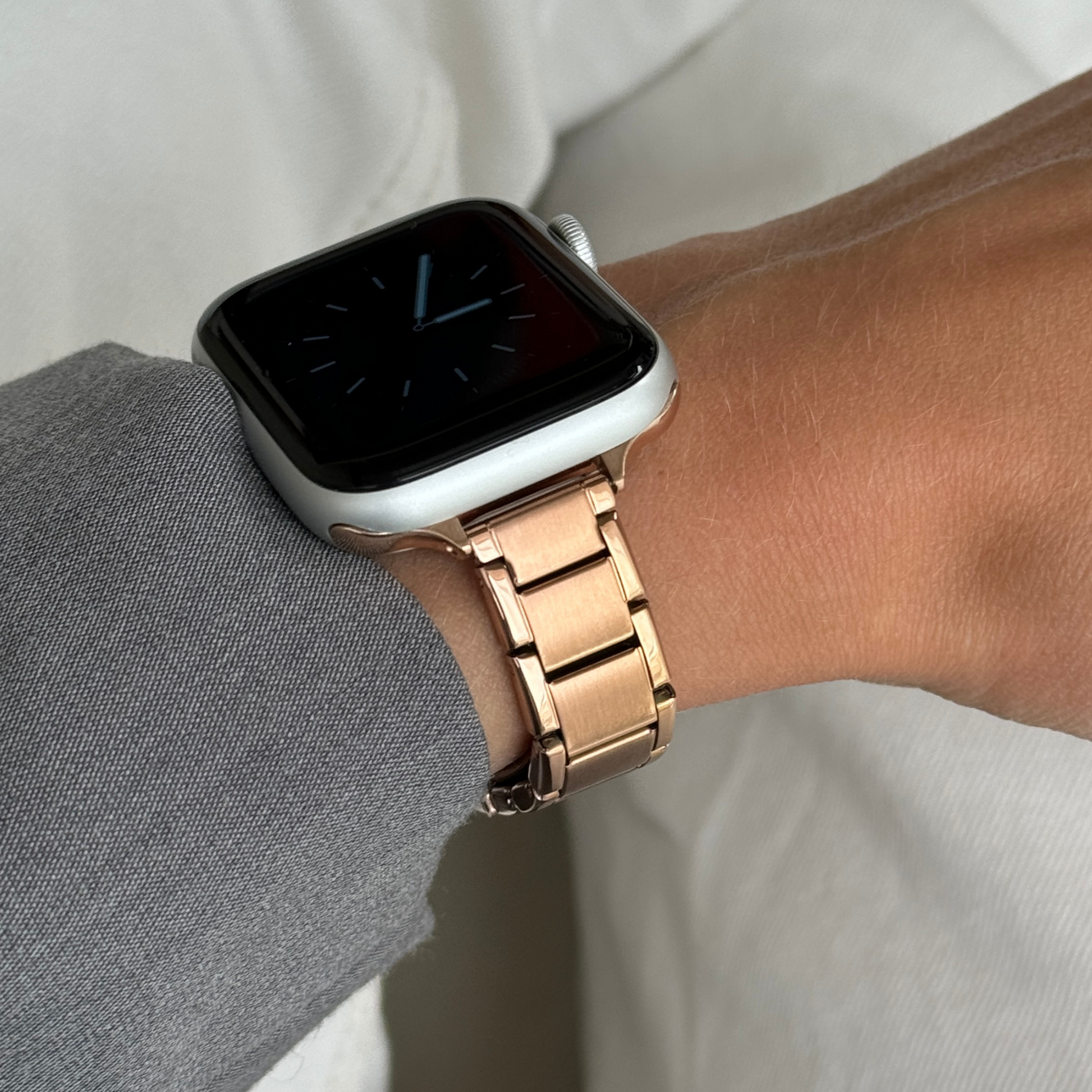 Slim, unisex stainless steel Apple Watch band with a minimalist modern design featuring shiny outer links and brushed inner links. Waterproof and perfect for everyday wear. Compatible with Apple Watch Series 1-10, SE, and Ultra