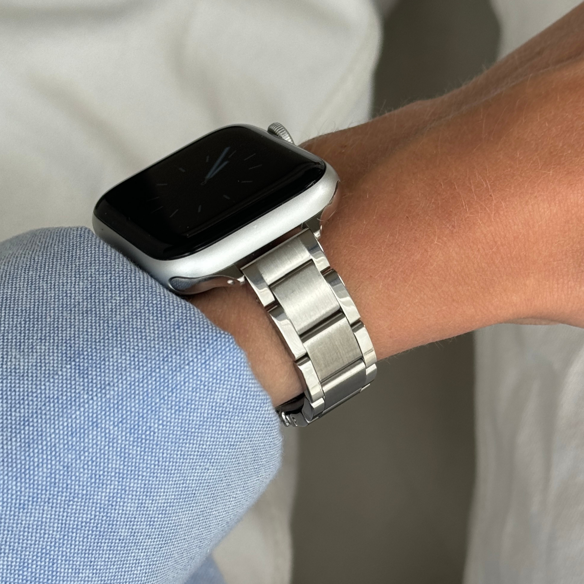 Slim, unisex stainless steel Apple Watch band with a minimalist modern design featuring shiny outer links and brushed inner links. Waterproof and perfect for everyday wear. Compatible with Apple Watch Series 1-10, SE, and Ultra
