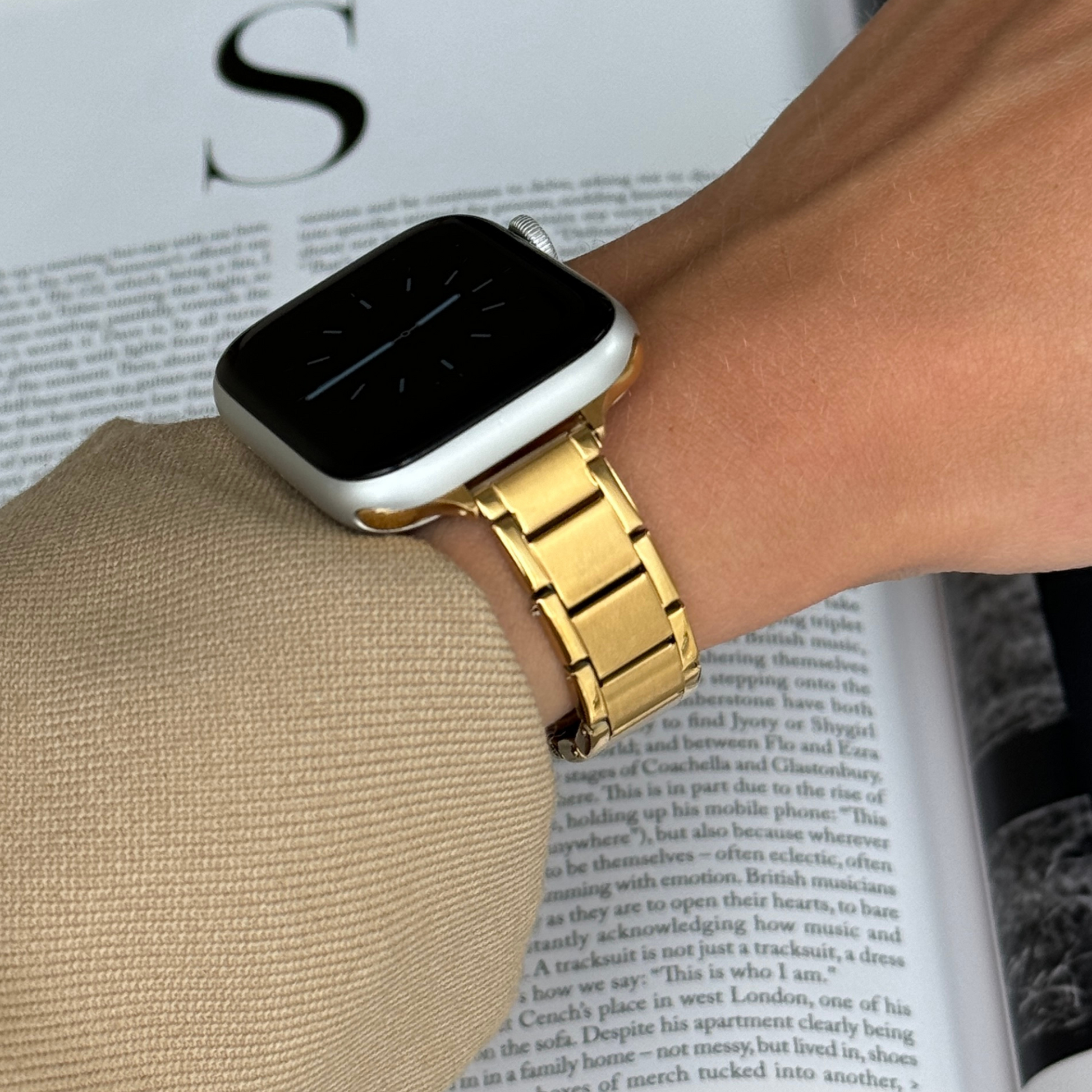 Slim, unisex stainless steel Apple Watch band with a minimalist modern design featuring shiny outer links and brushed inner links. Waterproof and perfect for everyday wear. Compatible with Apple Watch Series 1-10, SE, and Ultra