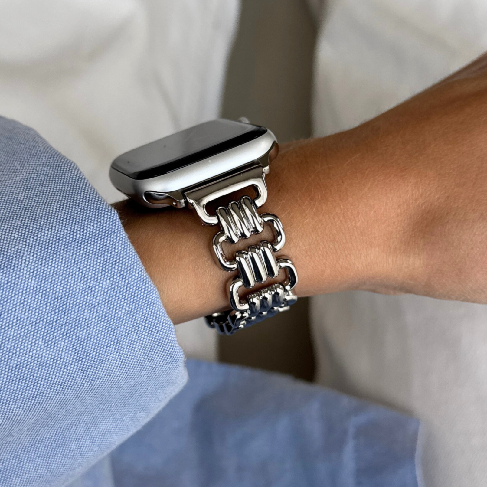 Feminine and luxurious Apple Watch band with a unique, high-end design. A statement piece for women who love elegance. Compatible with Apple Watch Series 1-10, SE, and Ultra.