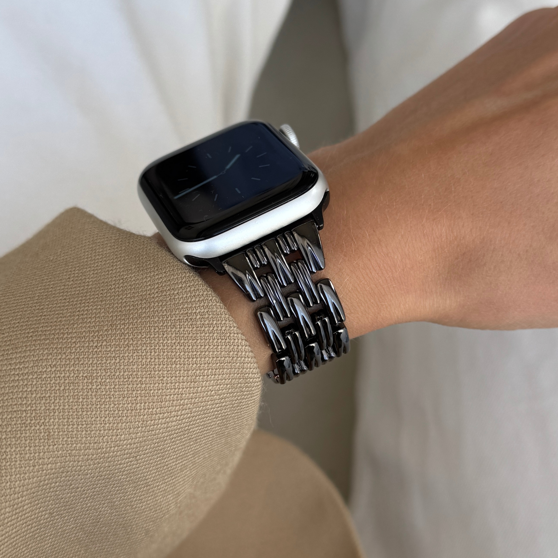 Feminine stainless steel Apple Watch band with a smooth interior and sleek, fashion-forward design. Available in gold, rose gold, silver, and black. Elevates every outfit. Compatible with Apple Watch Series 1-10, SE, and Ultra