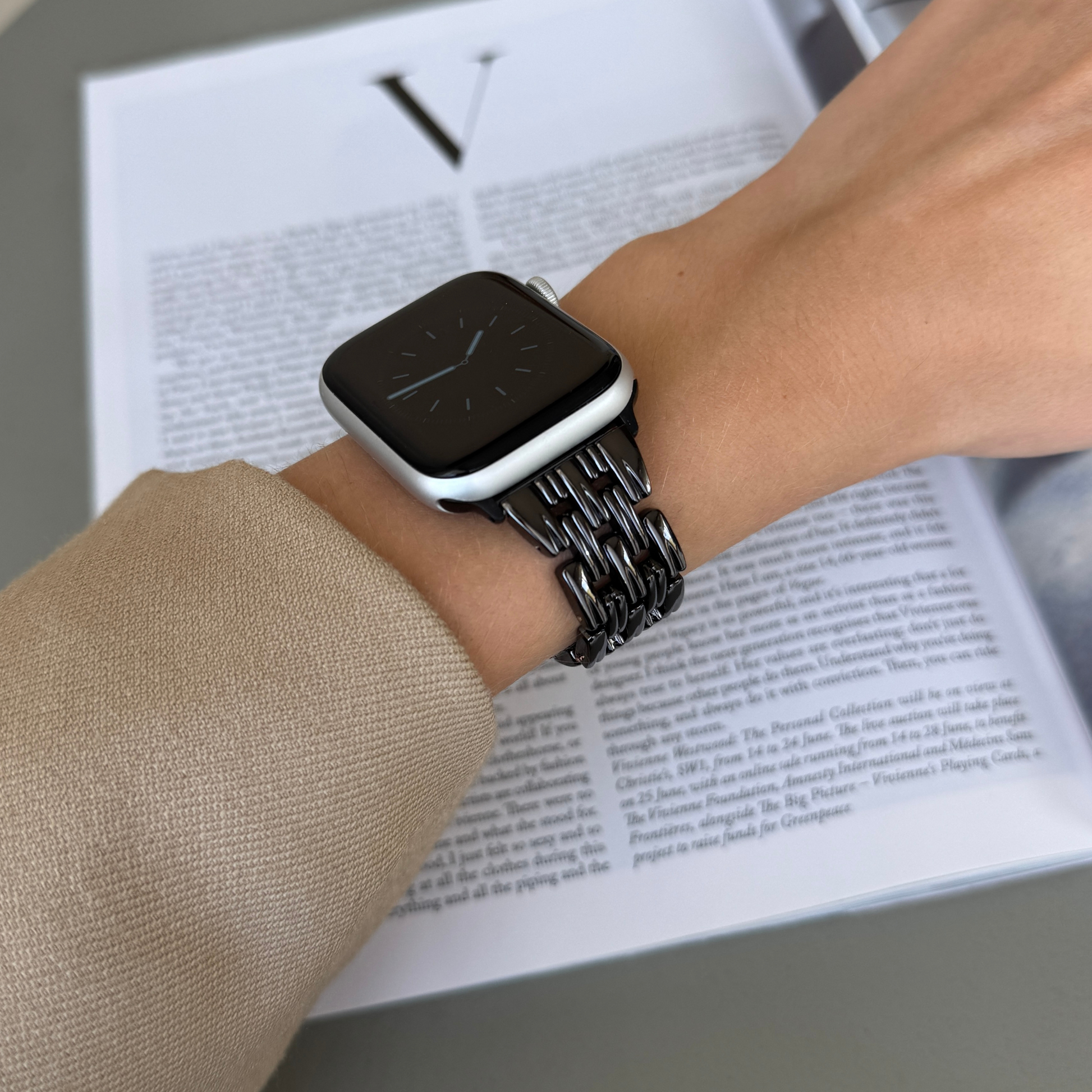 Feminine stainless steel Apple Watch band with a smooth interior and sleek, fashion-forward design. Available in gold, rose gold, silver, and black. Elevates every outfit. Compatible with Apple Watch Series 1-10, SE, and Ultra