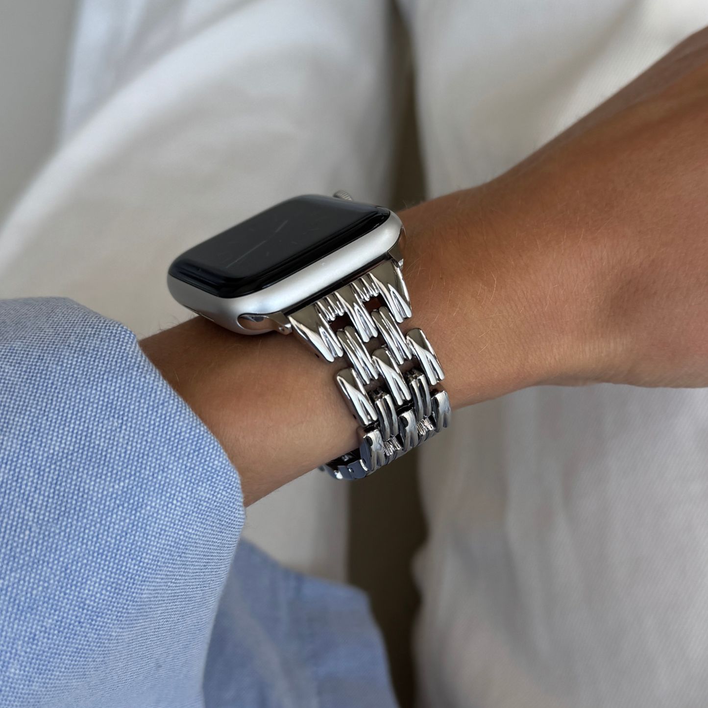 Feminine stainless steel Apple Watch band with a smooth interior and sleek, fashion-forward design. Available in gold, rose gold, silver, and black. Elevates every outfit. Compatible with Apple Watch Series 1-10, SE, and Ultra