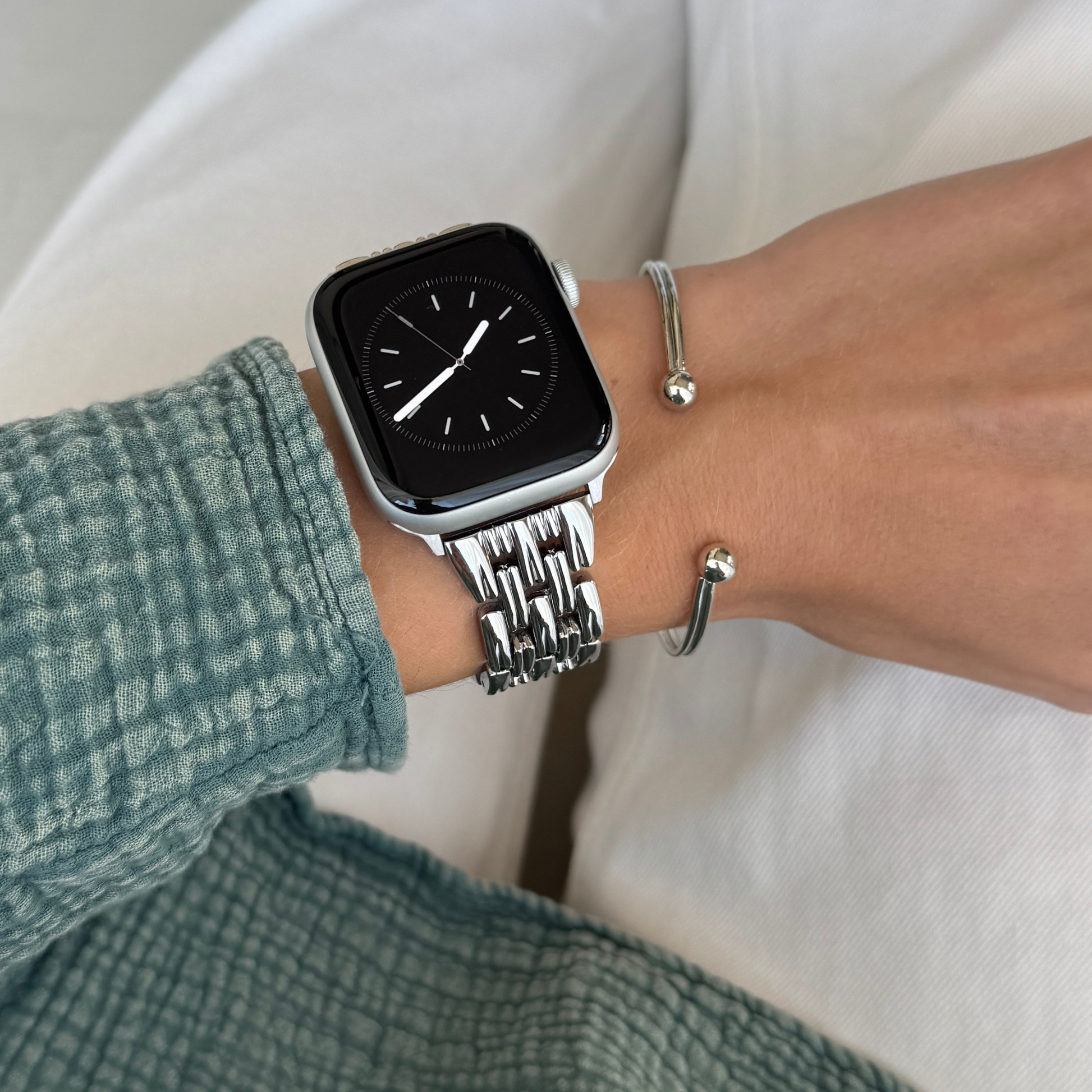 Feminine stainless steel Apple Watch band with a smooth interior and sleek, fashion-forward design. Available in gold, rose gold, silver, and black. Elevates every outfit. Compatible with Apple Watch Series 1-10, SE, and Ultra