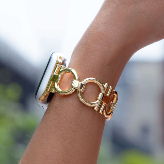 Slim and lightweight stainless steel Apple Watch band with a unique circle-link design. Easily resizable with no tools needed, perfect for both everyday wear and special occasions. Compatible with Apple Watch Series 1-10, SE, and Ultra.